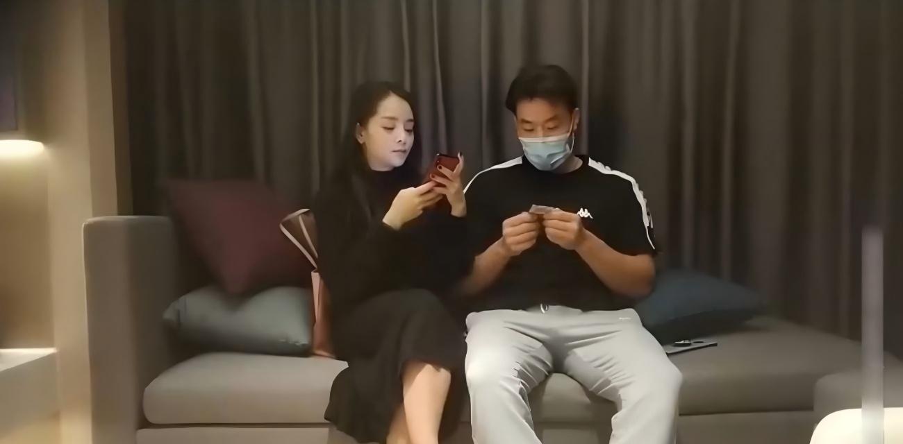 肌肉佬探花 陌陌上约操极骚淫娃 身穿女仆装沙发调情 口技精湛激情无比 各种姿势爆操呻吟不断！ - 51吃瓜网-51吃瓜网