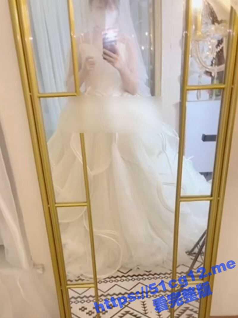 极品反差婊 胡九万 粉丝珍藏私拍 穿婚纱被爆操正爽的时候 老师电话打过来 被吓喷水 - 51吃瓜网-51吃瓜网