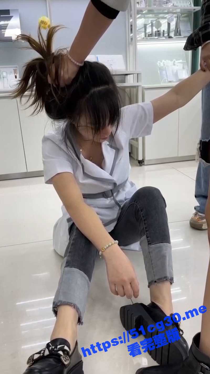化妆品专卖店的小三被打 扒衣服奶子都露出来了 太暴力了！ - 51吃瓜网-51吃瓜网