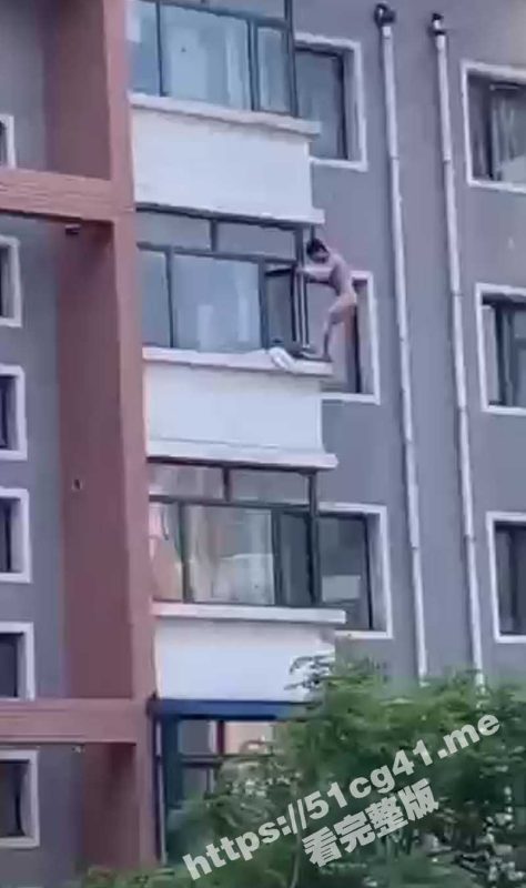 偷情坠楼！老王偷情被抓后全裸爬窗 众人没拉住后老王从高处坠下 这下完了 偷情偷出人命了-51吃瓜网