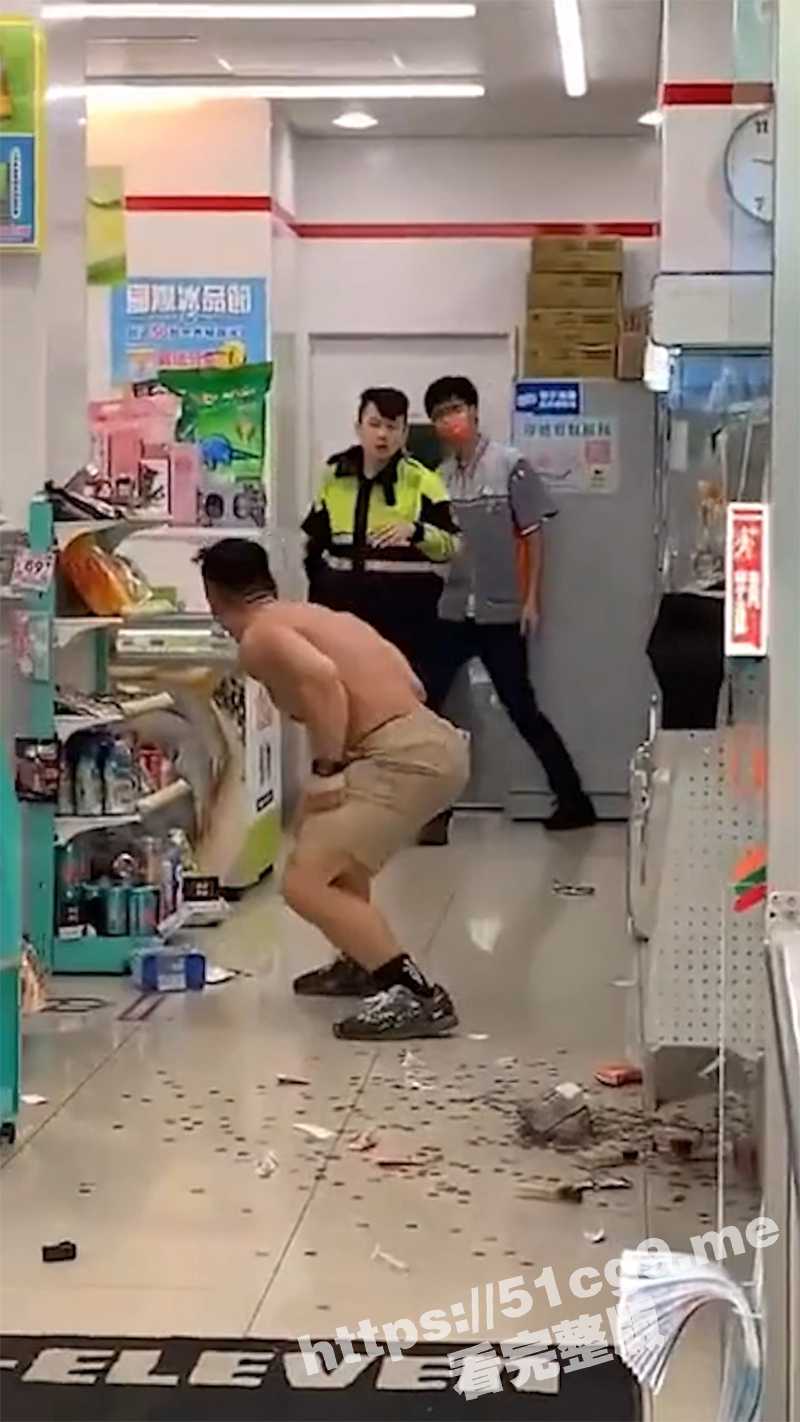 台湾一便利店发生警察用警棍狂砸打人事件被打者满脸是血感觉快不行了 - 51吃瓜网-51吃瓜网