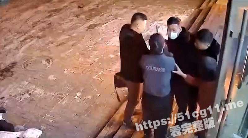 山东淄博醉酒男子 在烧烤店内掏出一把尖刀闹事 狂称要赔150万捅死人！-51吃瓜网