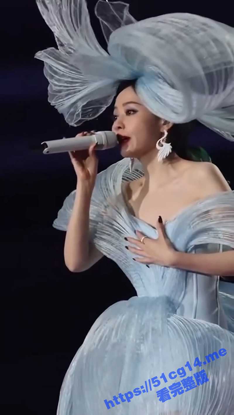 张靓颖 长沙演唱会上突发情况 被一只虫子吓到尖叫！这是什么虫子？ - 51吃瓜网-51吃瓜网