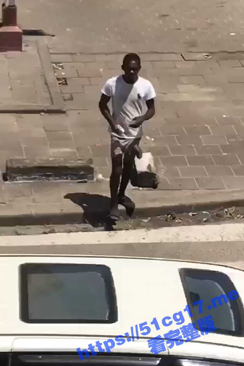 这就是黑人的种族天赋吗？ 这鸡巴真的好大好长 裤子都兜不住 太夸张了 简直就是裤裆藏雷 太羡慕了 - 51吃瓜网-51吃瓜网