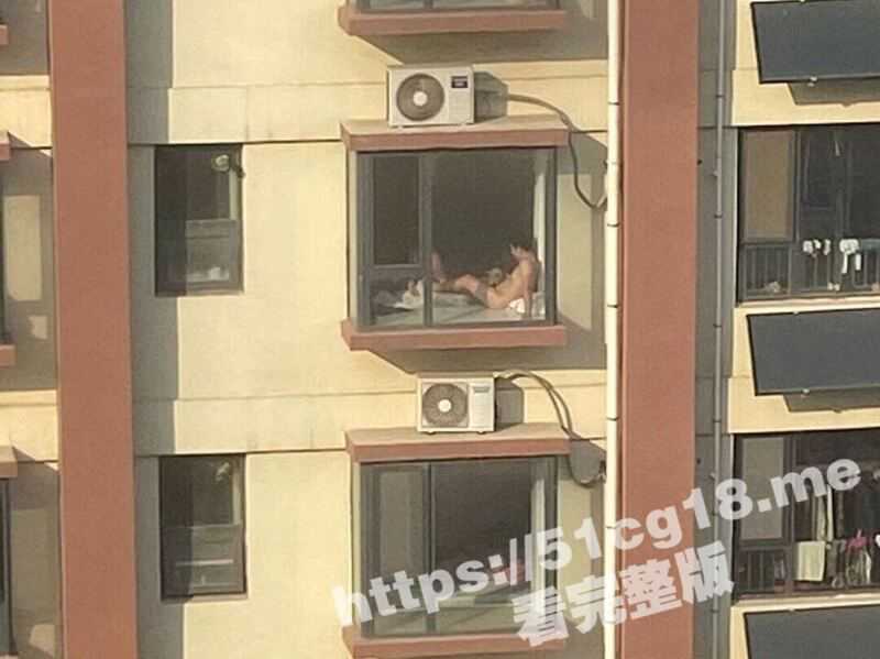 这是谁家的老婆 趁着老公不在家把情夫带到家中偷情 这下被拍到了吧！-51吃瓜网
