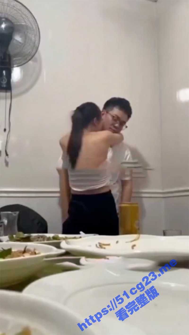 给力同学聚会 这是哪个人的妈妈？谁的老婆？大奶女同学和老同学激情！ - 51吃瓜网-51吃瓜网