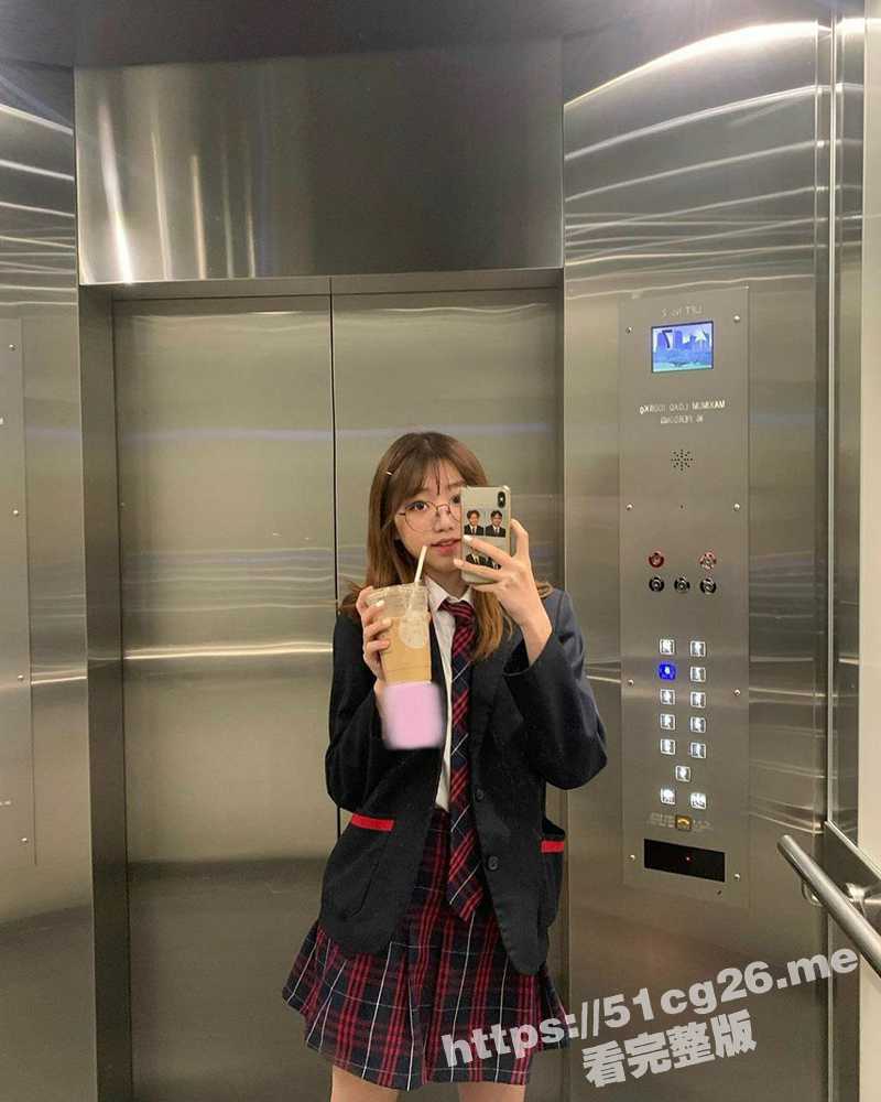 样子小巧可爱的眼镜学生妹大尺度私拍流出 安全通道口交跪舔超级享受 深喉暴躁全程露脸！ - 51吃瓜网-51吃瓜网
