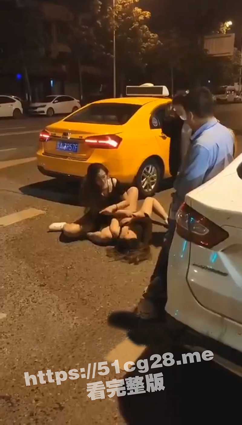 陕西西安两女暴打闺蜜 疑似闺蜜勾引男友出轨 偷情长达半年！ - 51吃瓜网-51吃瓜网
