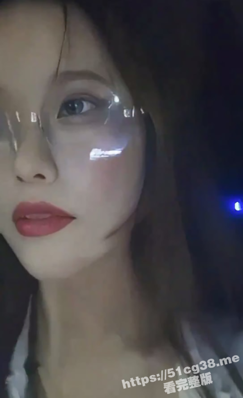 白嫩风骚眼镜嫩妹一上车就勾引滴滴司机 被司机带到无人的地方无套后入暴躁内射骚穴-51吃瓜网
