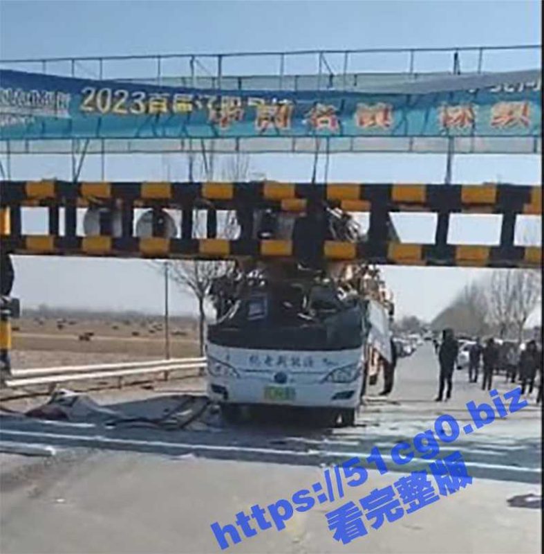 吃瓜最新车祸现场 辽宁辽阳小北河客车撞限高杆 现场惨不忍睹 伤亡情况不明-51吃瓜网
