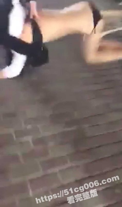 抓奸现场！原配在街上殴打美女小三 一前一后两马分尸 把丝袜内裤都扯破了-51吃瓜网