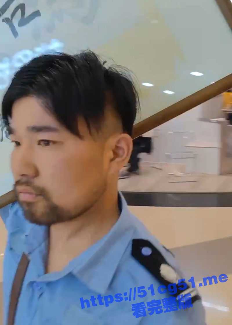 江苏某商场 一男子手持牌匾写着只喝娃哈哈蹭热度！实在是令人作呕了！ - 51吃瓜网-51吃瓜网
