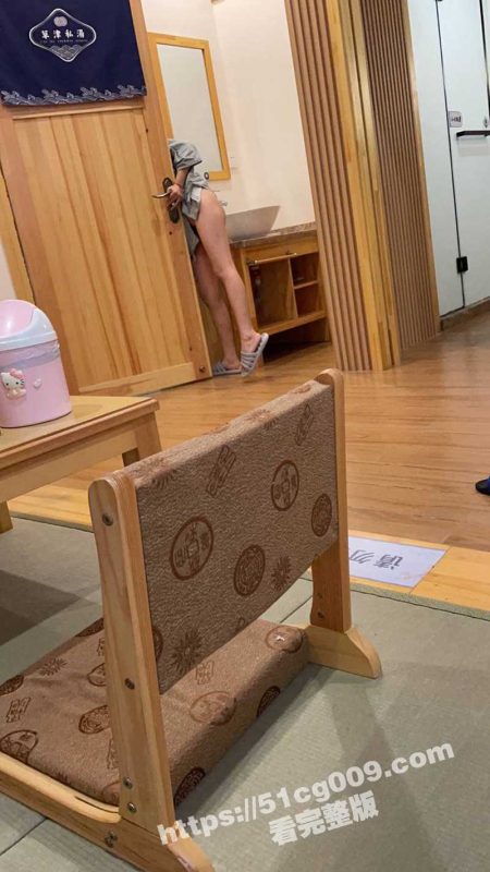 绿帽奴带老婆三人一起泡澡 小母狗被两个人干高潮了六七次 浪叫呻吟声太大了！-51吃瓜网