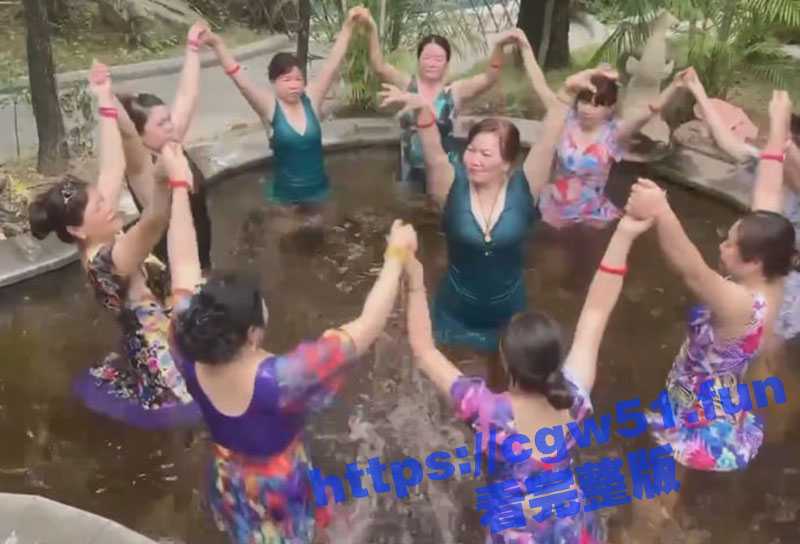 大妈们又出来作妖了！温泉内翩翩起舞 一双双美腿太诱人了 我来看看都谁饿了！-51吃瓜网