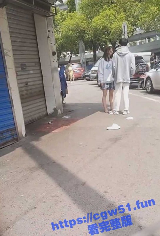 小仙女在街上与男友吵架撒泼 用头撞门 当街脱掉衣物全裸！-51吃瓜网