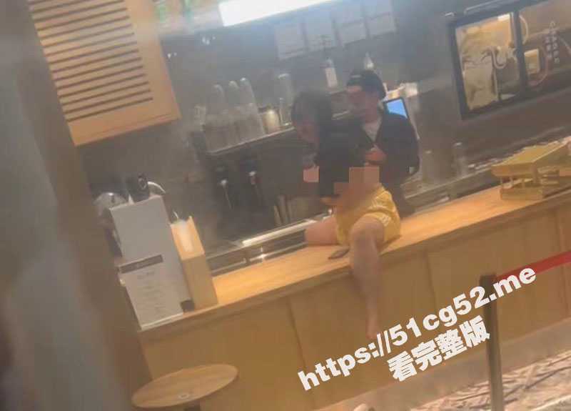重庆霸王茶姬大瓜！重庆女子脱光全裸坐在奶茶店里 店员满脸无奈 只好偷偷曝光一下 现场无码视频流出 - 51吃瓜网-51吃瓜网