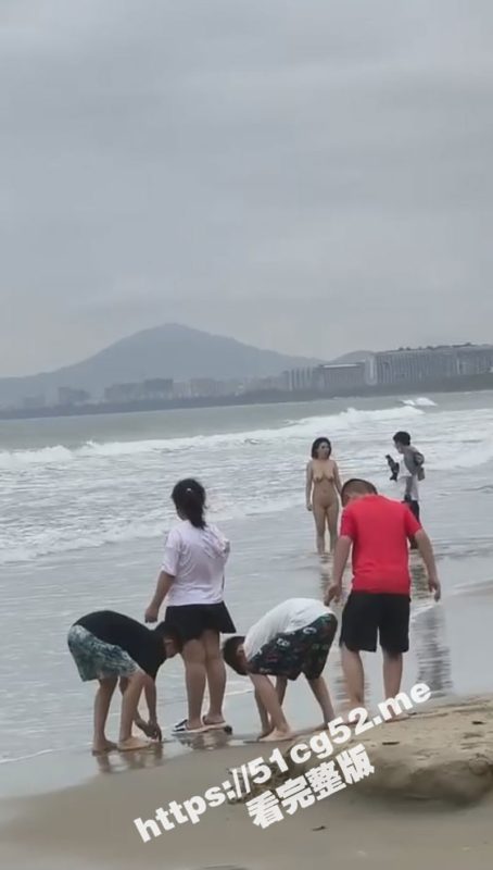 海南三亚湾 海滩惊现裸女 当着小孩的面全裸露出 现在露出都不避人了？-51吃瓜网