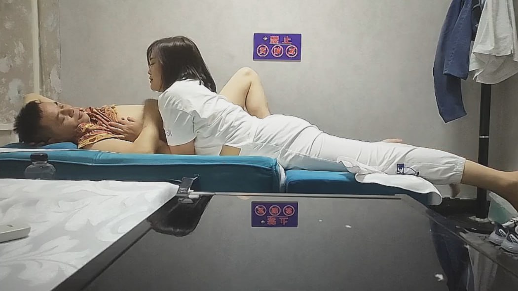 广州城中村养生馆老板娘 偷拍来按摩的客人 勾引他们做特殊服务 反手再把视频卖给网站 赚两份钱 - 51吃瓜网-51吃瓜网