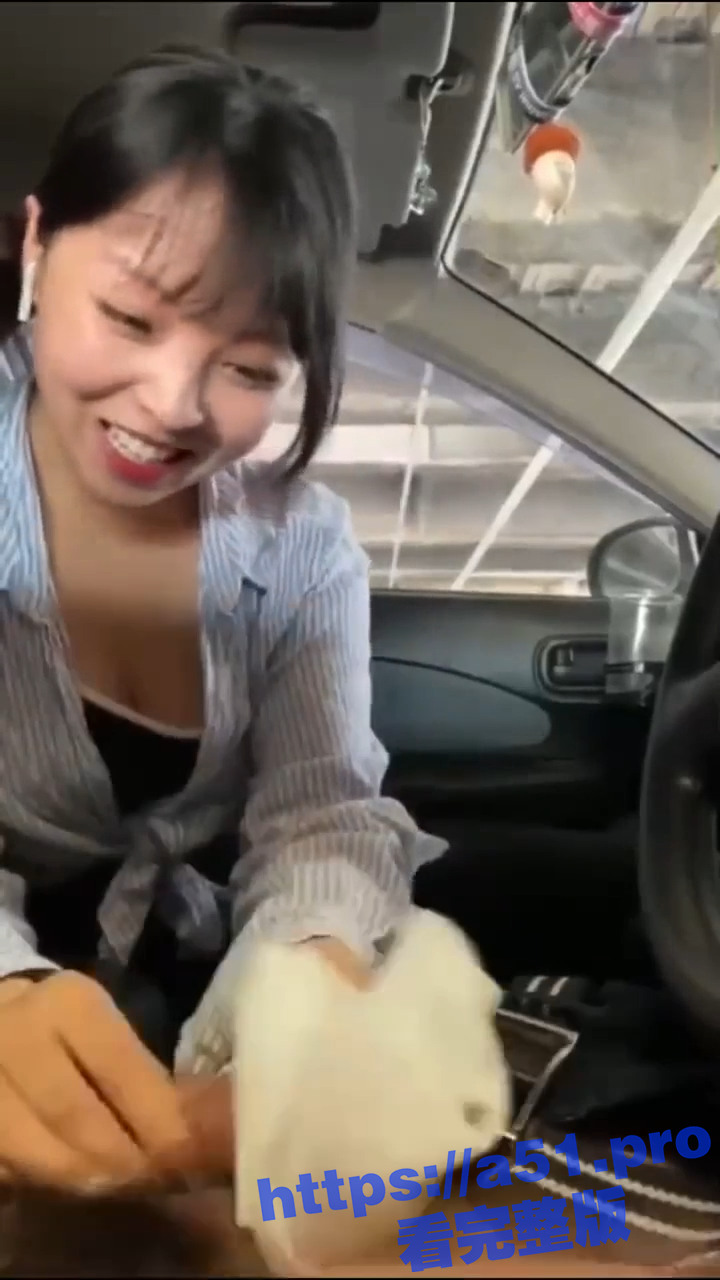 4S店极品女销售的试驾服务 只要你有购车意向 那必须帮你口爆一次 她一定是销冠！ - 51吃瓜网-51吃瓜网