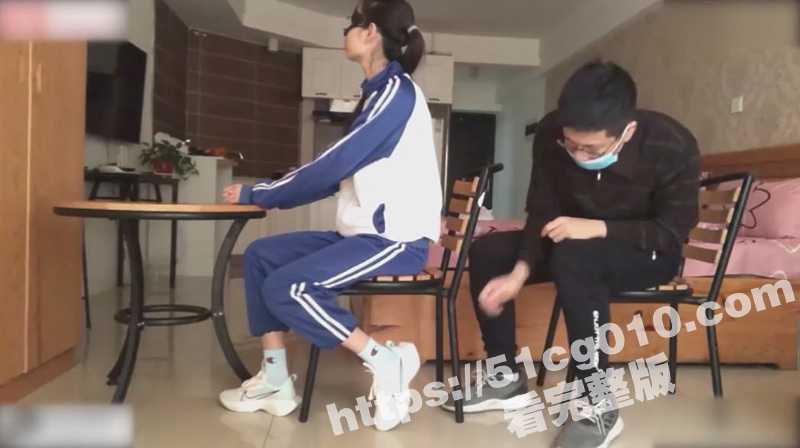 恋足癖班主任威逼利诱女学生 强行进行足交 白袜玩完换黑袜 最后遭到女同学踢裆报复！-51吃瓜网