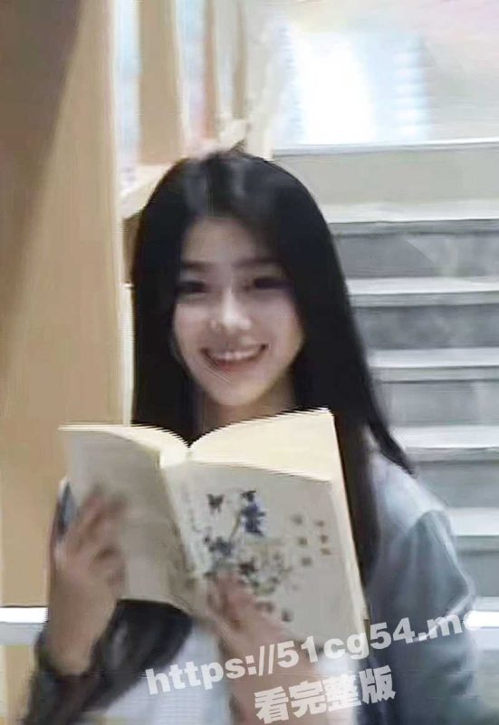 街射超强新作！在图书馆里对着趴在桌子上睡着的陌生妹子打飞机 精液射了一头！-51吃瓜网