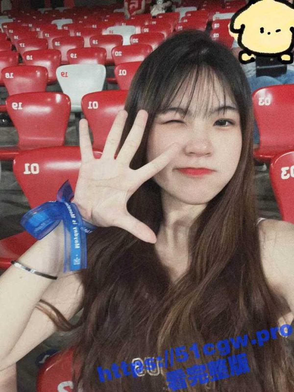 带清纯大学妹子看演唱会 结束后一起宵夜 送走朋友直接带走拿下 这样的嫩妹真好骗 一张票就搞定了-51吃瓜网