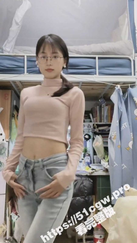 十个眼镜九个骚！极品清纯眼镜娘 竟然是个媚黑反差婊 小腹上纹着黑桃Q 穿着婚纱给大屌男友进行服务-51吃瓜网