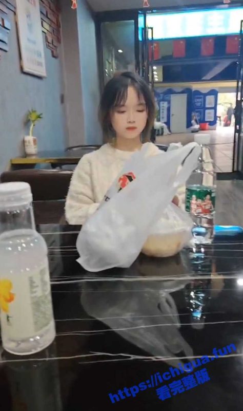 社会青年哄骗刚上大学的学生妹吃鸡巴 大屌乳交摩擦乳房时小姐姐的表情看起来很不情愿 有点强人所难了-51吃瓜网