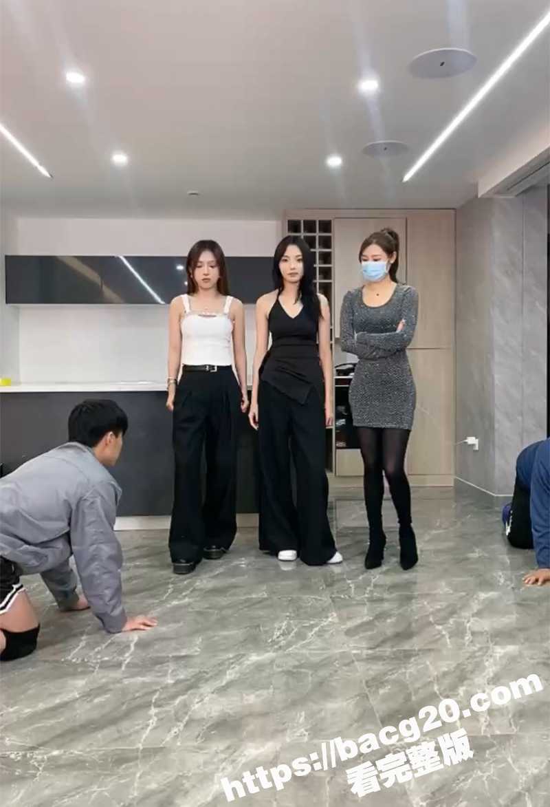 三个小仙女联手凌虐调教受虐男 大嘴巴子轮流暴打 舔鞋底羞辱狂骂 站在身上起跳踩踏 玩法超级变态 - 51吃瓜网-51吃瓜网