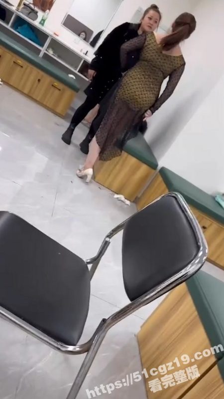 公关室中年妇女露奶吵架 顶着两颗巨大的奶子疯狂对骂 少妇这奶子都快甩飞了！-51吃瓜网