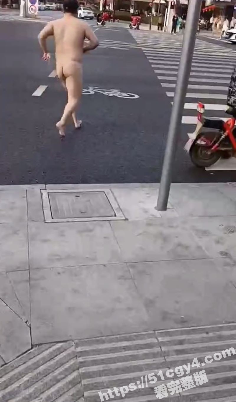 白胖裸男大街上全裸露出 在斑马线上向路人磕头 吓得车辆纷纷避让 这难道也是主人的任务？ - 51吃瓜网-51吃瓜网