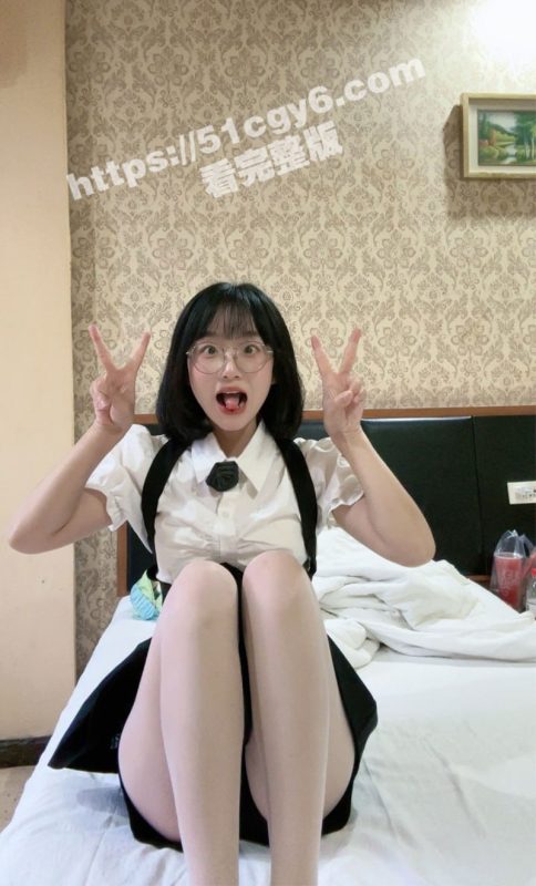 极品反差眼镜妹 可爱甜美大长腿 喜欢翻白眼吐舌剪刀手阿黑颜 各种情趣装发骚自拍流出-51吃瓜网