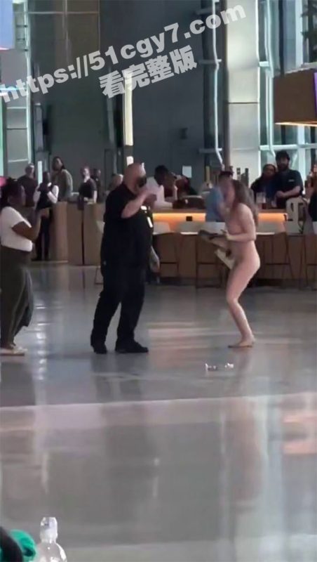 美国得克萨斯州机场 女子全裸脱光衣服大闹机场 自称是维也纳女神 疯狂咬人打砸 还用铅笔刺伤了两人-51吃瓜网