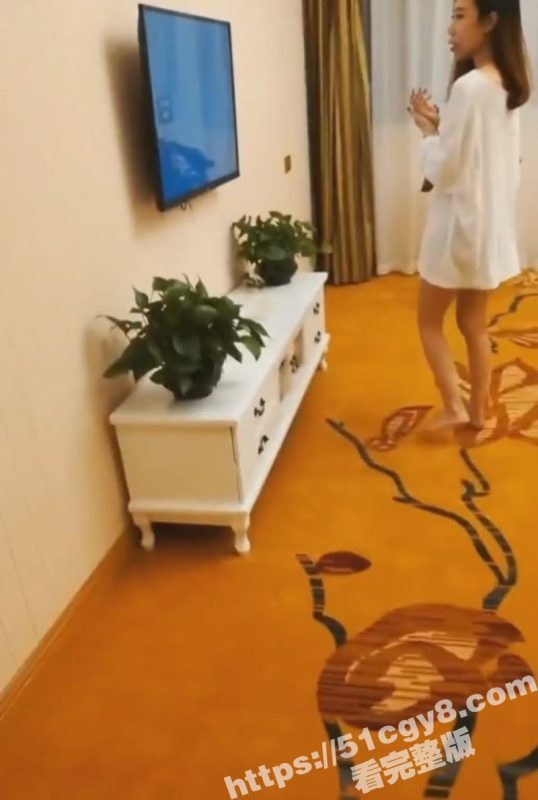 极品美少妇出轨视频曝光 老公出差寂寞难耐 以修电视的名义勾引维修师傅 被按在床上打桩爆操！-51吃瓜网
