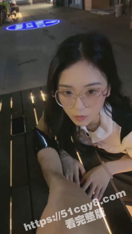 高颜值女王调教！淫贱眼镜妹被冷酷女王肆意调教 各种户外扇脸舔鞋舔脚 骚穴塞跳弹 变态看了都要直呼我靠！-51吃瓜网