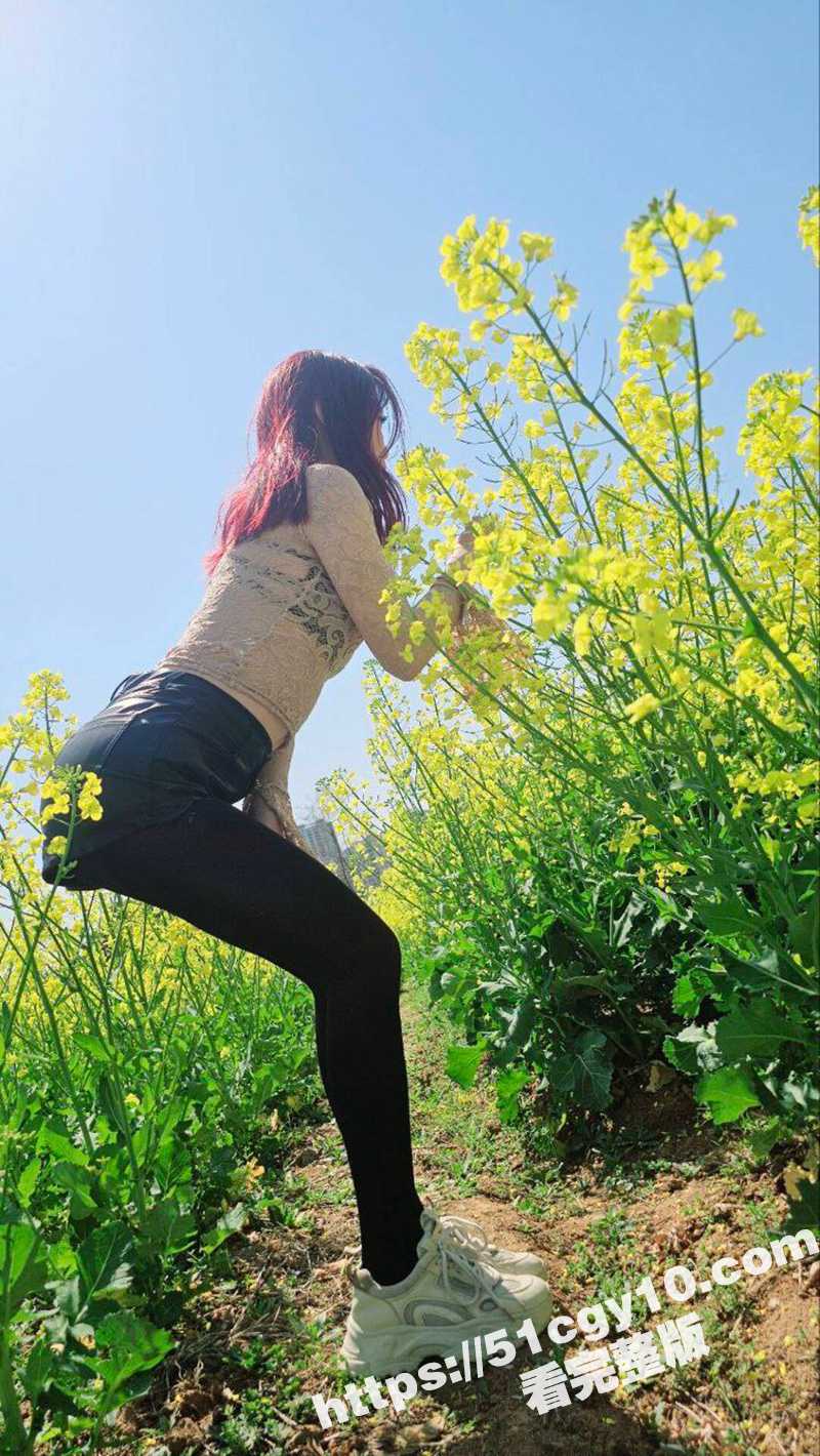 51原创大神 狂情哥哥 油菜花地激情后入妹妹 操的粉嫩骚穴直冒白浆！ - 51吃瓜网-51吃瓜网