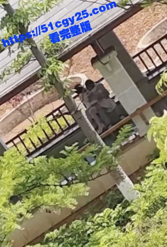 云南丘北县 小情侣户外公园 激情检查身体 视频遭全网疯传 小伙掀起裙子对女友下体展开3分钟的学术研究!-51吃瓜网