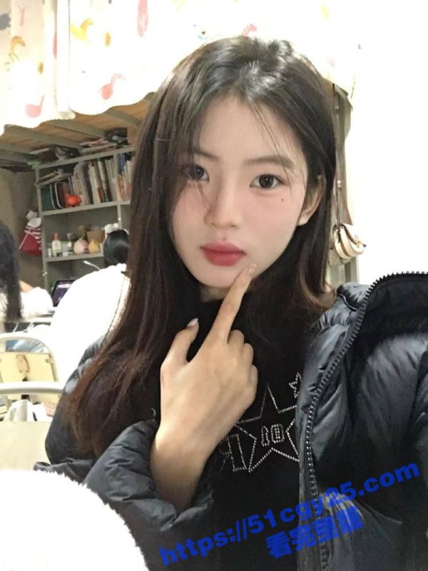 湖南清纯学生妹 与黄毛做爱视频曝光 身材娇小曲线撩人 白虎嫩穴被黄毛无套爆操 淫叫连连！-51吃瓜网