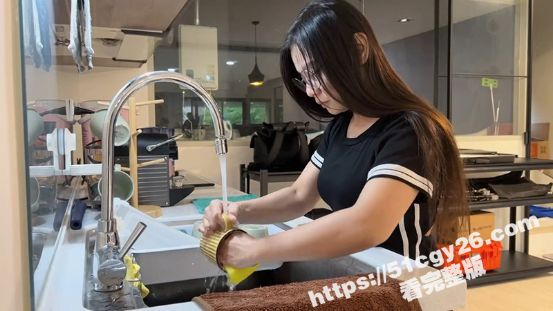 绿帽老公用自己老婆身体抵债 恶霸高神技操的老婆欲罢不能 最后竟欲求不满3P才解决性瘾！-51吃瓜网