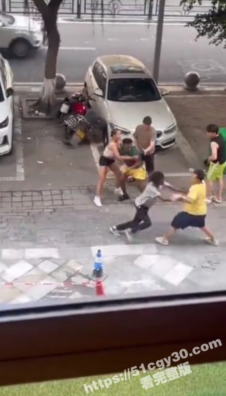 两嚣张黑人在国内街头公然挑衅 被黄衣小哥1V2暴揍 周围好兄弟竟只看戏无动于衷！-51吃瓜网