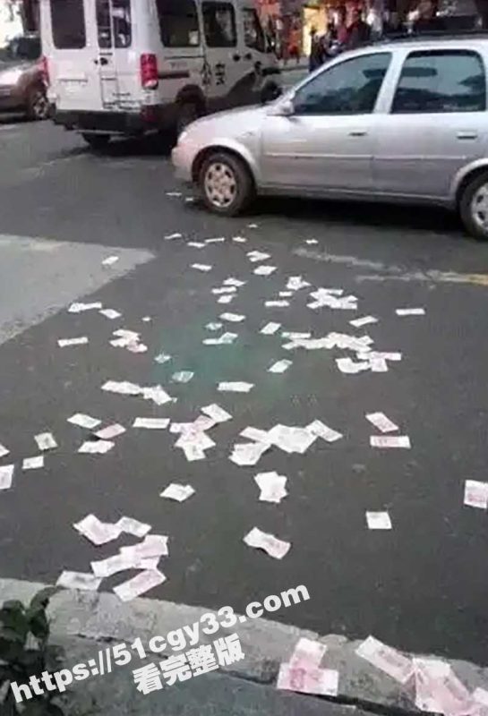 北京昌平万科天地 千万钞票高空洒落 有人狂捡11万 外卖小哥都扔车开捡 现场十分震撼！-51吃瓜网
