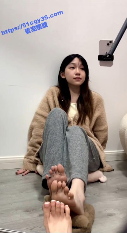 抖音极品嫩妹 别拔虎牙 金主定制舔脚足交吞袜私拍流出 绝美玉足诱惑无比 足控党的瓜友们这下有福了！-51吃瓜网