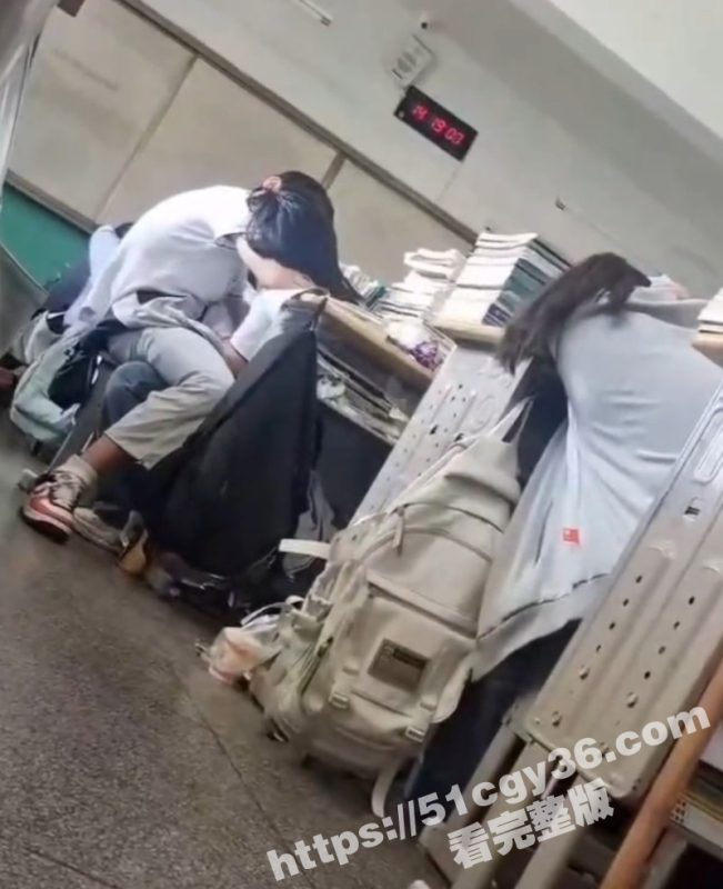 高三小情侣 高考前一天教室上演激情互动 舌吻手冲震惊旁人 发现被偷拍后仍沉溺爱河！-51吃瓜网