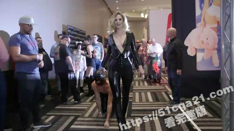 欧美皮裤女王Vixen携狗奴逛性博会 牵绳跪爬公开展示羞辱 回酒店拳交调教 高潮接踵而至！ - 51吃瓜网-51吃瓜网