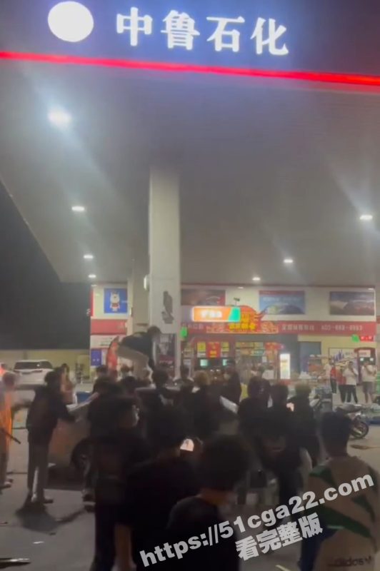 山东临沂中鲁石化 精神小伙午夜寻仇 多人手持棍棒砸车打人 手段之残忍与畜生无异！-51吃瓜网