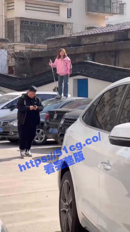 江苏南通 有一女子站在车上 还砸坏车辆 疑似精神有问题-51吃瓜网