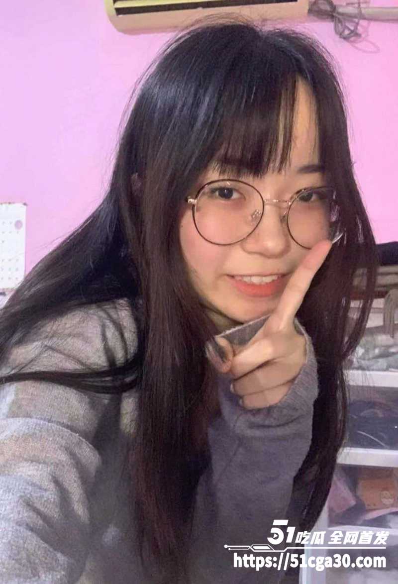 南京师范大学 清纯眼镜妹 不雅视频与大量淫荡裸照流出 撅臀揉穴狂撩大屌师哥 被无套爆操！ - 51吃瓜网-51吃瓜网