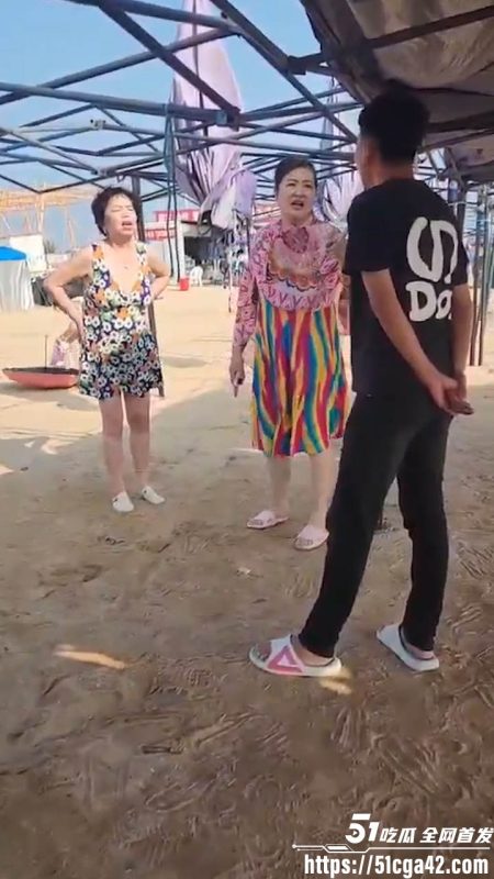 嘴欠的年轻人激怒大妈 街头争吵升级全裸对峙 肥硕身躯散发着压迫感 让人瞠目结舌！-51吃瓜网