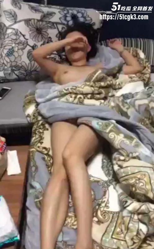 饥渴靓妹沙发裸睡 被男友疯狂指奸开发调教 摩擦G点爽到娇喘连连 雪白胴体娇艳欲滴！-51吃瓜网