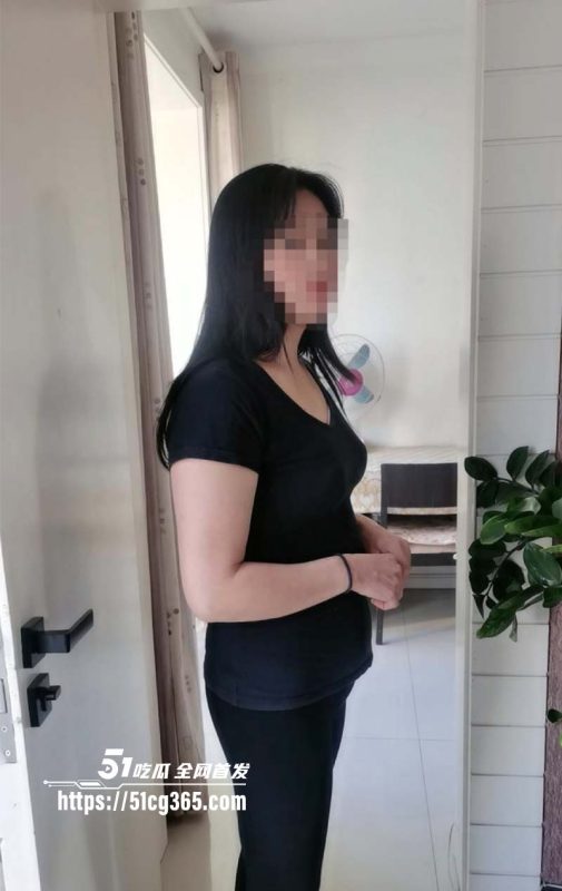 海角大神爱穿丝袜的骚妈 趁妈妈午休时插进了她的馒头穴 让妈妈夹着我的精液去上班 好刺激-51吃瓜网
